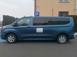 Zakupiony pojazd na tle Urzędu Miasta i Gminy Koszyce